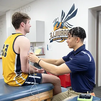 Athletic training 研究生 学生 treating basketball player