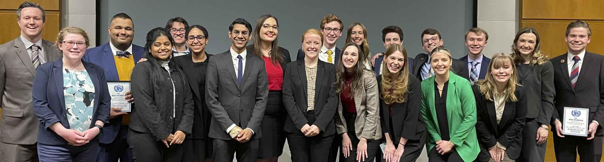 Model UN Team poses alongside their professor, Dr. 格伦Duerr.