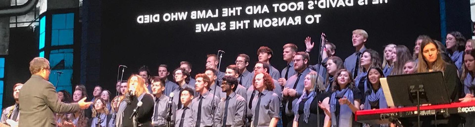 扬声欢呼 performs at the Ark Encounter in 2019.