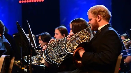 Group of french horn players performing in the 风交响曲